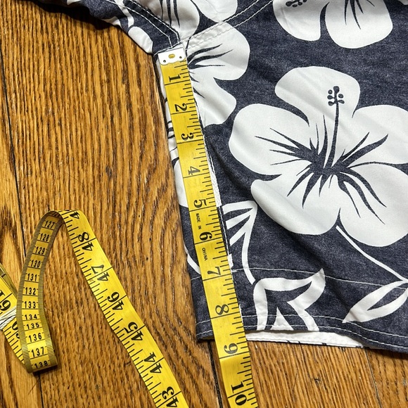 Hollister tropical hibiscus board shorts/swim trunks.Great condition. Size Large - Picture 9 of 10
